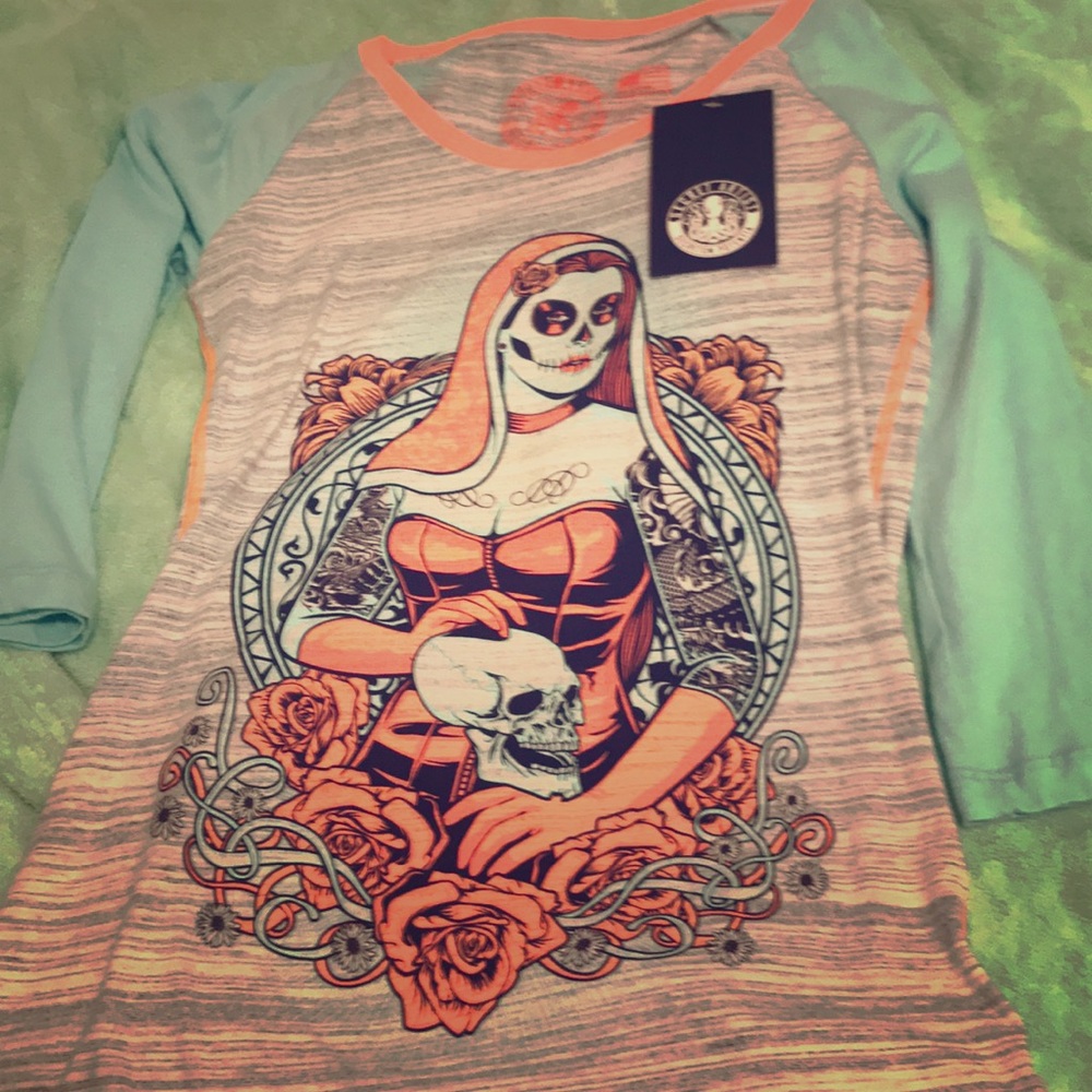A brand new secret artist shirt!